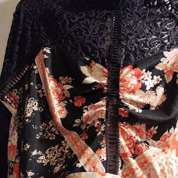 NWOT Venus women's floral top - Picture 2 of 7